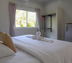 Двухместный номер Standard с видом на бассейн двуспальная кровать в Maikhao Home Garden Bungalow