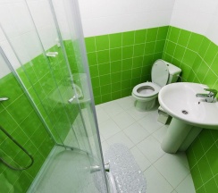 Кровать в 4-местном общем мужском номере в Maxi House