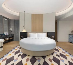Двухместный номер Premium с балконом (двуспальная кровать) в voco Sanya Dadonghai By IHG