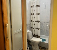 Трехместный номер с двуспальной и односпальной кроватями в Самсар