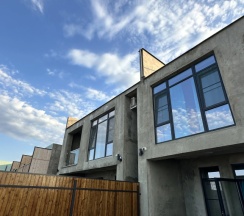 Коттедж пятикомнатный с балконом и с красивым видом из окна в Ямал