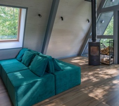 Коттедж с 2 комнатами с красивым видом из окна в Абракадабра