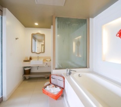 Двухместный полулюкс с видом на бассейн двуспальная кровать в Proud Phuket