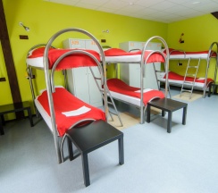 Кровать в общем номере с красивым видом из окна в HostelCity 57