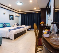 Семейный номер Deluxe с балконом в Hotel Grand Orchid Inn
