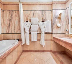 Люкс "Дворянский" с видом на Строгановский дворец и реку Мойку в Taleon Imperial Hotel