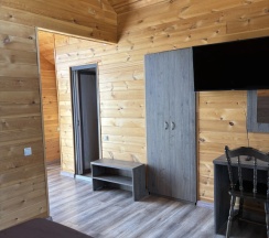 Четырёхместный семейный номер Classic с балконом и с видом на горы в Golden House Hotel