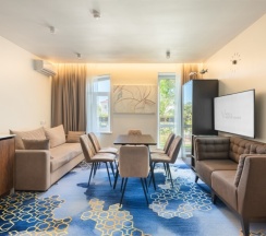 Двухкомнатные апартаменты люкс с балконом и видом на город для 6 гостей в V Hotel&Rooftop lounge