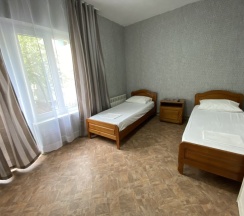 Четырехместный двухкомнатный номер на 1 этаже в Ярд