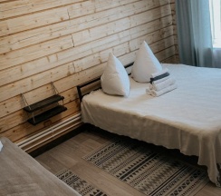 Трехместный номер с двуспальной и односпальной кроватью в Шум ручья