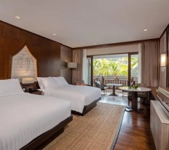 Четырёхместный номер с балконом и с видом на бассейн в Phuket Marriott Resort And Spa, Nai Yang Beach