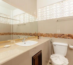 Двухместное бунгало Deluxe с видом на сад двуспальная кровать в Club Bamboo Boutique Patong Beach Resort