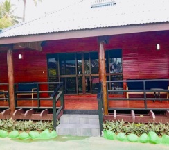 Кровать в общем номере в Club Fiji Resort