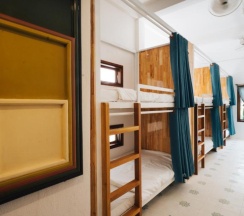 Кровать в общем номере в A Mze House
