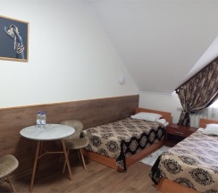 Двухкомнатный двухместный номер с двумя дополнительными местами с кондиционером в Колыба