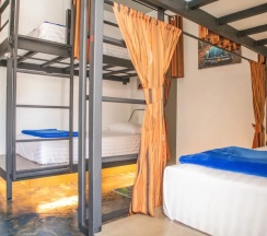 Кровать в общем номере в OYO 617 Tira Hostel chalong Phuket