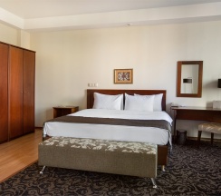 Люкс  с большой кроватью king size в Бенефит Плаза