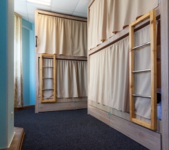 Спальное место в мужском 10 местном номере в Nice Hostel