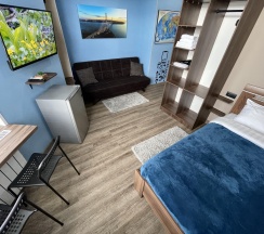 Номер делюкс семейный с 1 односпальной и 1 двуспальной кроватью в Pallada