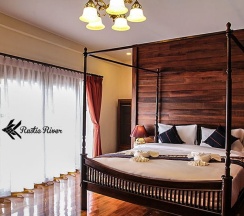 Номер Deluxe с балконом в Rustic River Boutique