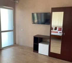 Трёхместный номер Comfort с балконом и с красивым видом из окна в Династия