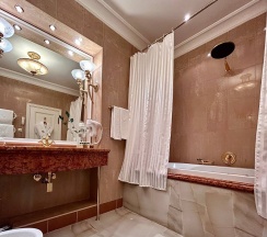 Однокомнатный Люкс с видом на Строгановский дворец в Taleon Imperial Hotel