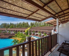 Двухместная студия Premium с балконом и с видом на сад двуспальная кровать в Arinara Beach Resort Phuket