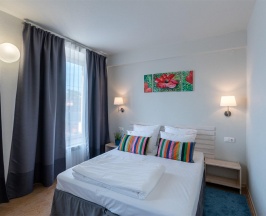 Номер стандарт семейный с 1 односпальной и 1 двуспальной кроватью в Loyal Guest House