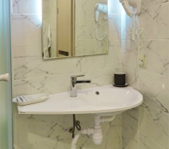 Улучшенный трехместный с двуспальной и односпальной кроватями в Скайвью сити