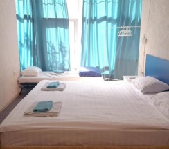 Трехместный номер с с кроватью размера «king-size» и ТВ в ID Hostel