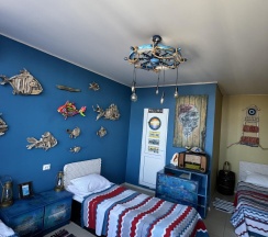 Кровать в 3-местном общем мужском номере Кусто в Дом Радости