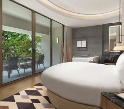 Двухместный номер Premium с балконом (двуспальная кровать) в voco Sanya Dadonghai By IHG