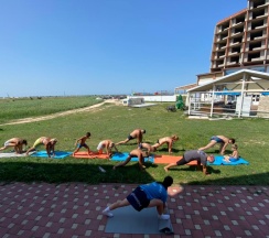 Полулюкс на двоих гостей с террасой и видом на озеро (корпус К) в Оптимист