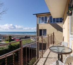 Стандарт  с двуспальной и односпальной кроватями и кухней ( на два номера ) до 3 гостей в Дельфин парк