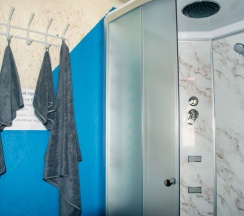 Студия с балконом и с красивым видом из окна в Манжерок