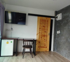 Двухместный номер Standard с видом на сад двуспальная кровать в Uthaithani Resort