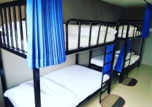 Кровать в общем номере с балконом в Doze Hostel