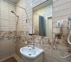 Двухместный номер с кухней, одной двуспальной кроватью с собственной ванной комнатой и дополнительным спальным местом в Goldie Home