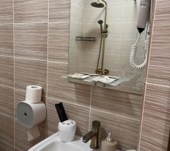 Люкс с балконом и c панорамным видом на горы в Шатун