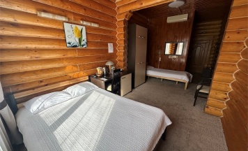Стандартный номер с одной двуспальной и одной односпальной кроватью в Belka Hotel