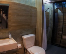 Кровать в общем номере (женский номер) с балконом в In A Box Hostel