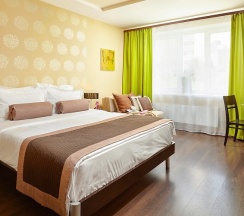 Cемейный номер с 1 большой двуспальной кроватью и 1 односпальной в Easy Room