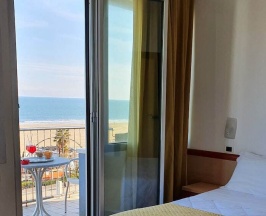 Двухместный номер Superior с видом на море двуспальная кровать в Hotel Tilmar