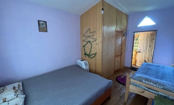Трехместный номер с двуспальной и односпальной кроватью в Алтайские Дачи
