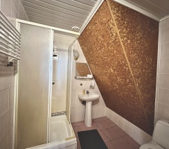 Трехместный номер с двуспальной и односпальной кроватями в Росситтен