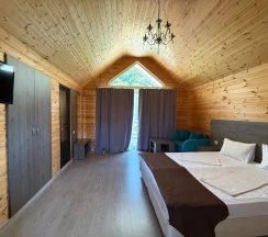 Трёхместный номер Comfort с балконом и с красивым видом из окна в Golden House Hotel