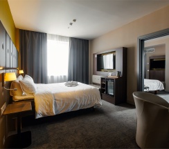 Номер Family Suite c большой двуспальной кроватью в МЕРКЮР ТЮМЕНЬ ЦЕНТР