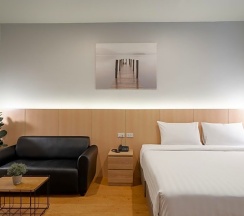 Двухместный люкс Deluxe двуспальная кровать в The Arbern Hostel x Bistro