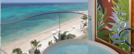 Номер Club Level Tranquility Soaking Tub Mammee Bay с балконом и с видом на океан в Sandals Dunns River All Inclusive