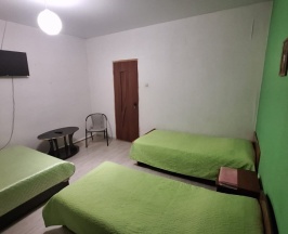 Четырёхместный номер Economy с видом на внутренний двор в Давинчи